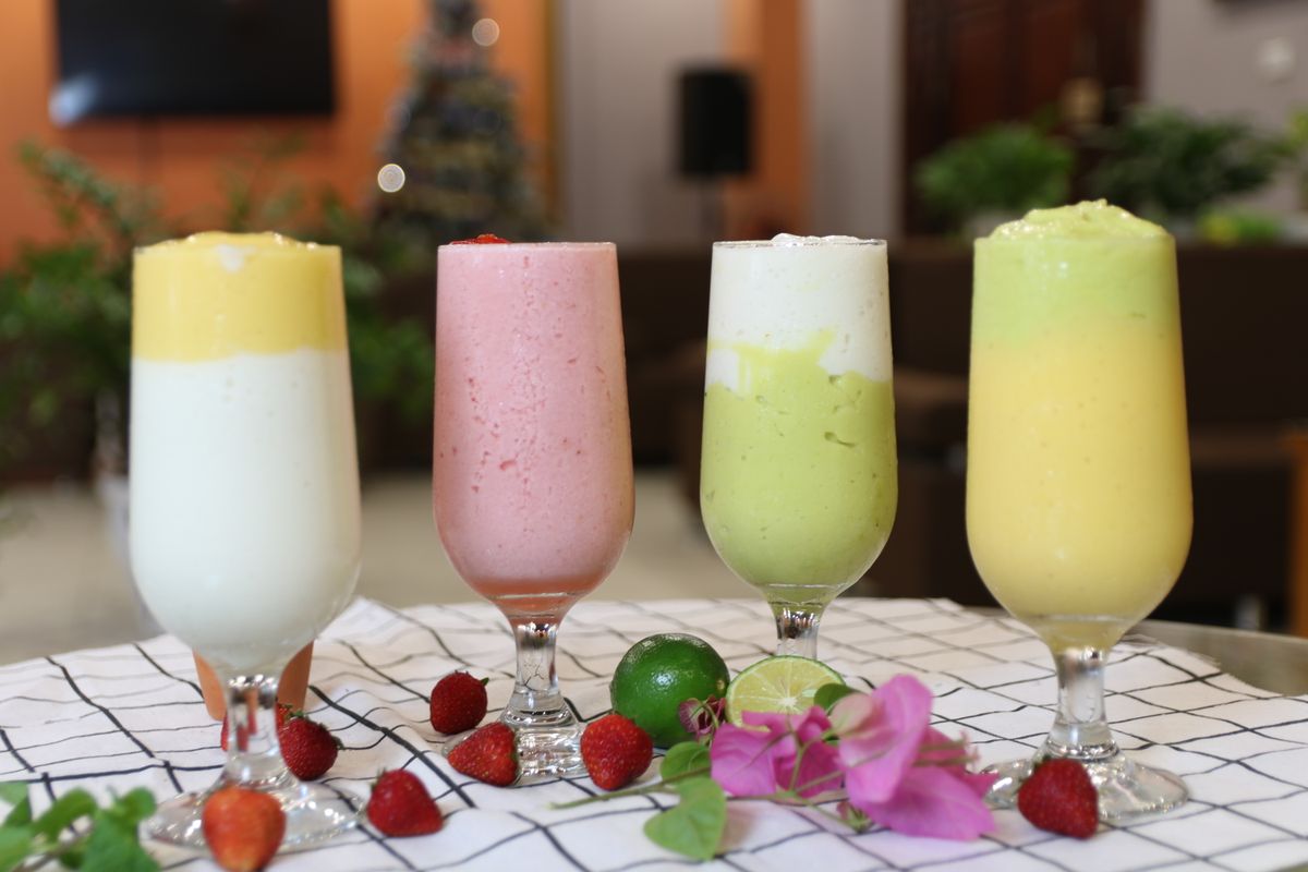 Quatre smoothies prepares au blender, textures et couleurs differentes