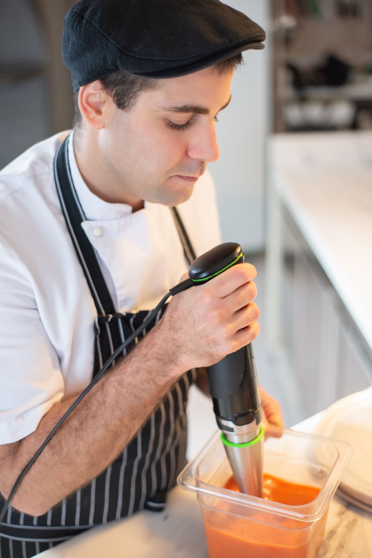 Mixage d'une soupe au mixeur plongeant en cuisine professionnelle